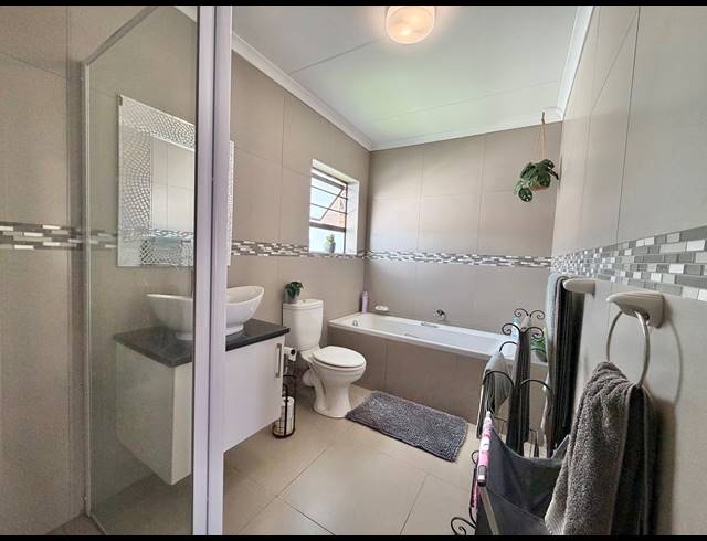 3 BEDROOM TOWNHOUSE FOR SALE IN JEFFREYS BAY CENTRAL